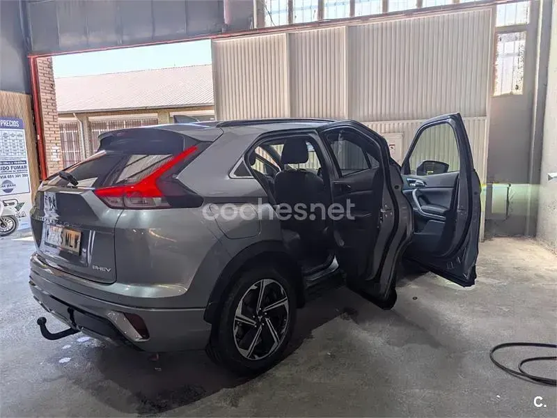 Usado Mitsubishi Eclipse Cross 188 CV (138 kW) 2023 Gris / plata SUV