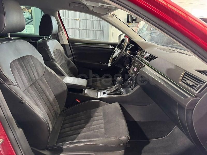 Usado Skoda Superb Style 150 CV (110 kW) 2021 Rojo Familiar