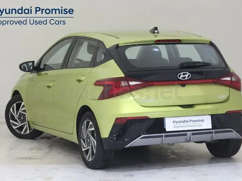 Usado Hyundai i20 100 CV (73 kW) 2025 Verde Utilitario
