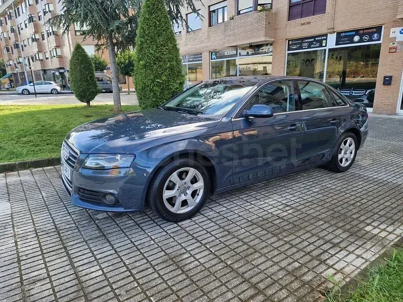 Usado Audi A4 136 CV (100 kW) 2011 Gris / plata Berlina