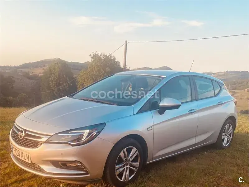 Usado Opel Astra Selective 125 CV (91 kW) 2018 Gris / plata Berlina