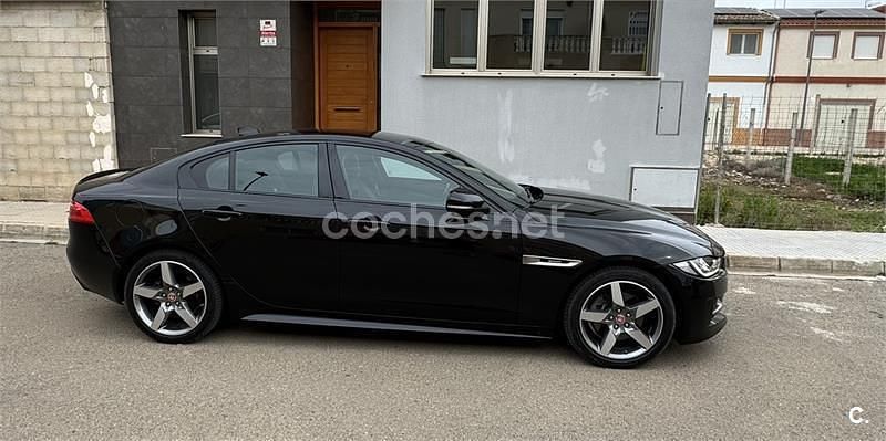 Usado Jaguar XE R-Sport 180 CV (132 kW) 2017 Negro Berlina