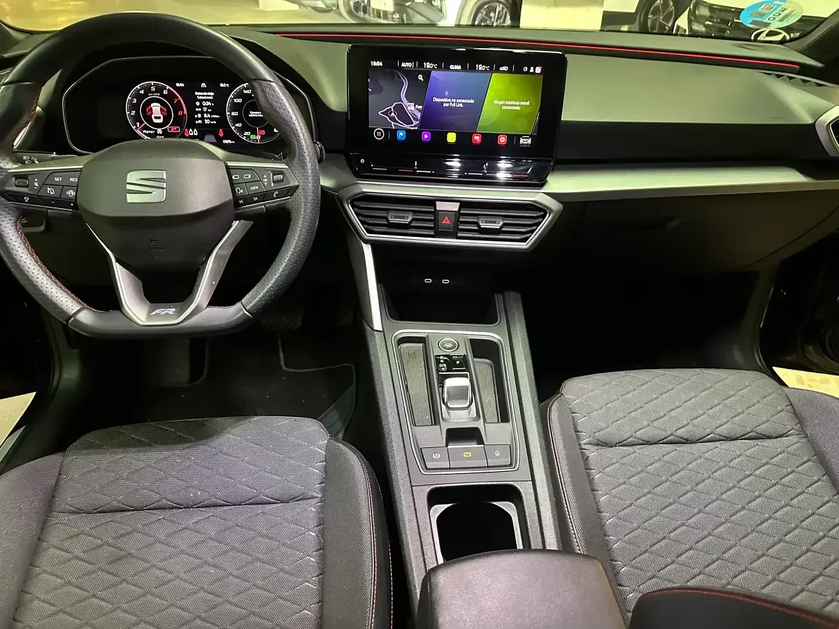Usado Seat Leon FR 150 CV (110 kW) 2024 Rojo Familiar