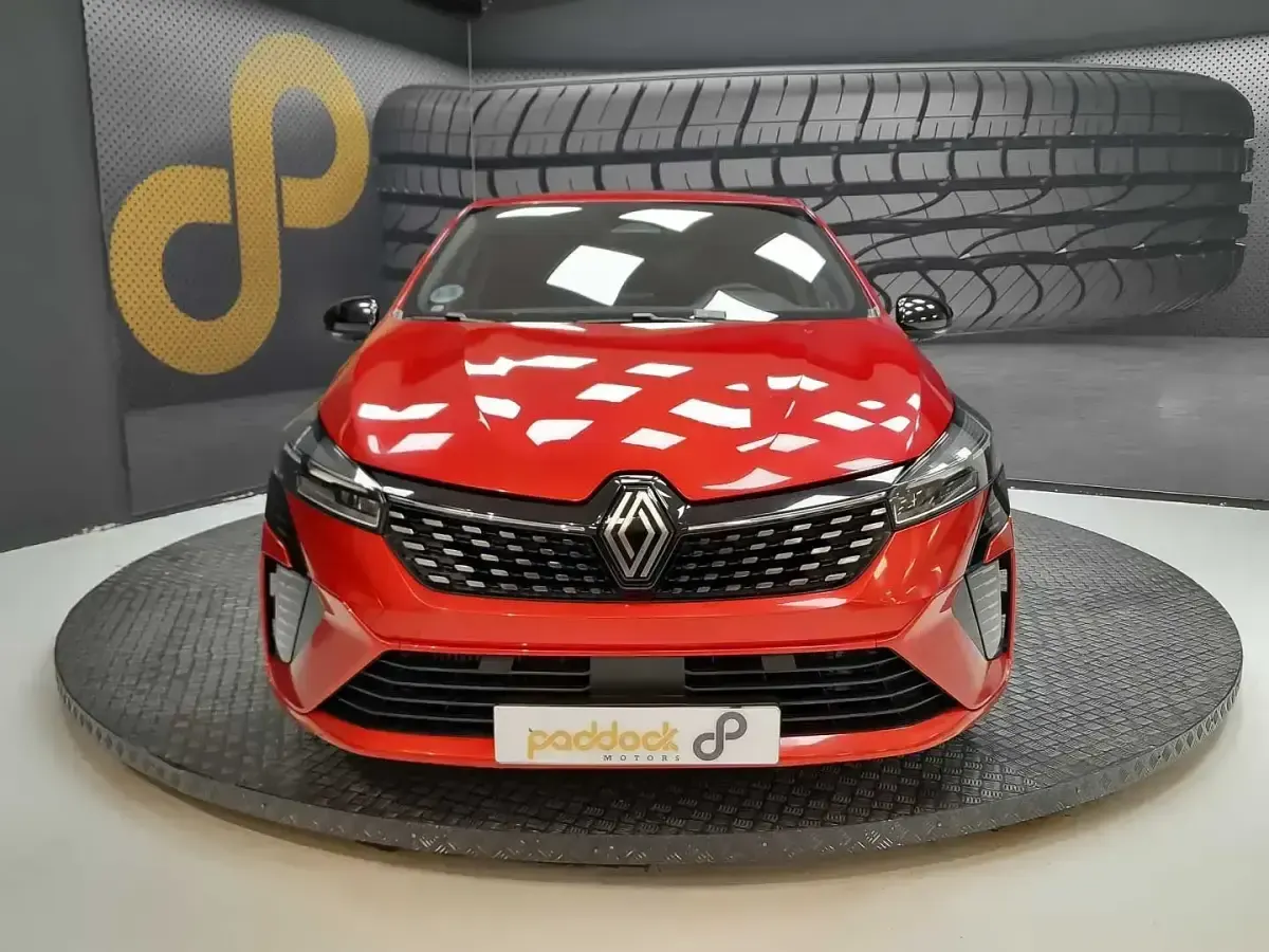 Usado Renault Clio Techno 90 CV (66 kW) 2025 Rojo Utilitario