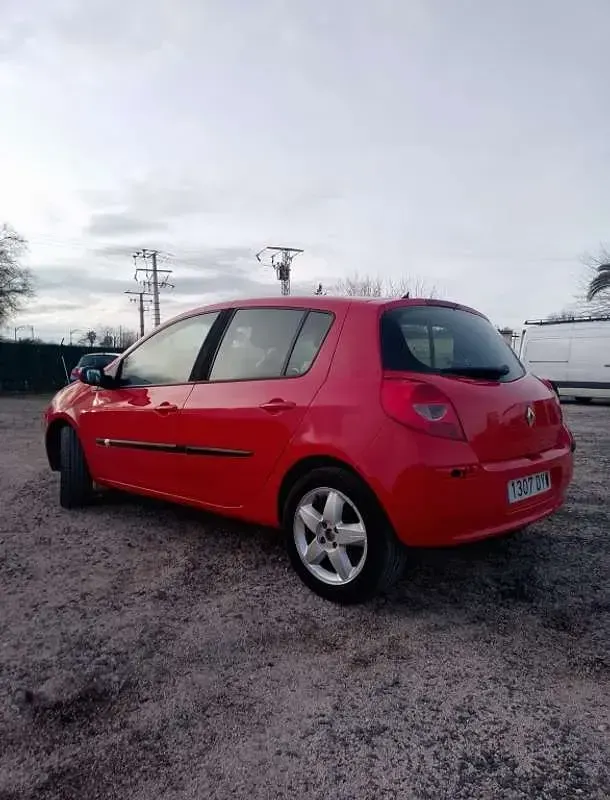 Usado Renault Clio Dynamique 86 CV (63 kW) 2006 Rojo Utilitario