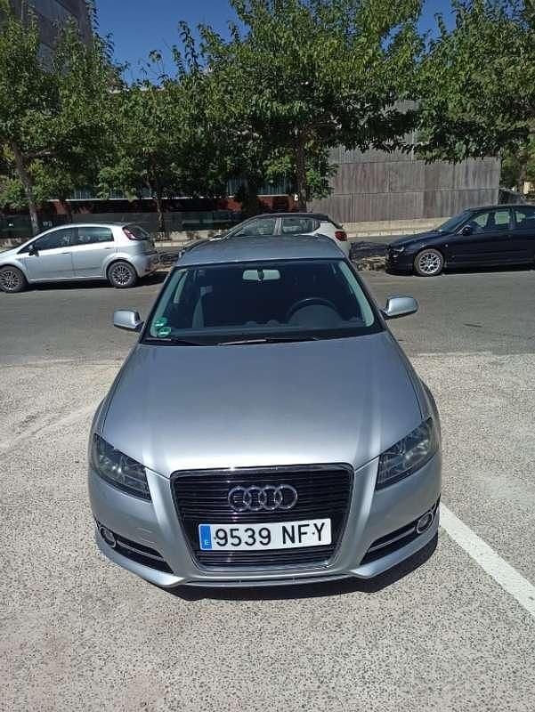 Plateado Usado 2012 Audi A3 Sportback Attraction Utilitario | 7700 € (Precio justo) - Imagen 1/4