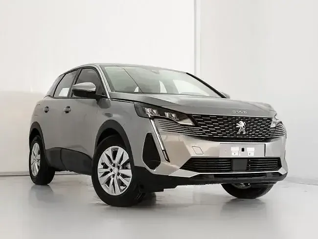 Usado Peugeot 3008 Allure 130 CV (95 kW) 2023 Gris / plata SUV