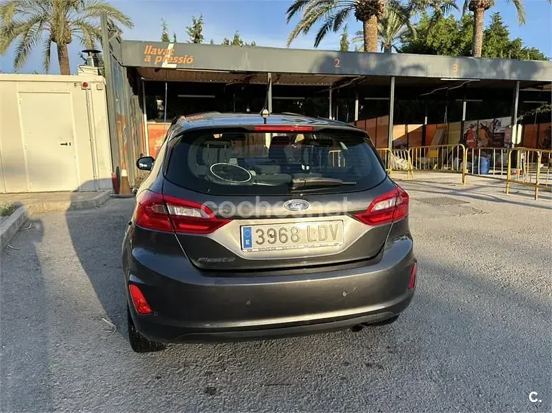 Usado Ford Fiesta Trend 85 CV (62 kW) 2020 Gris / plata Utilitario