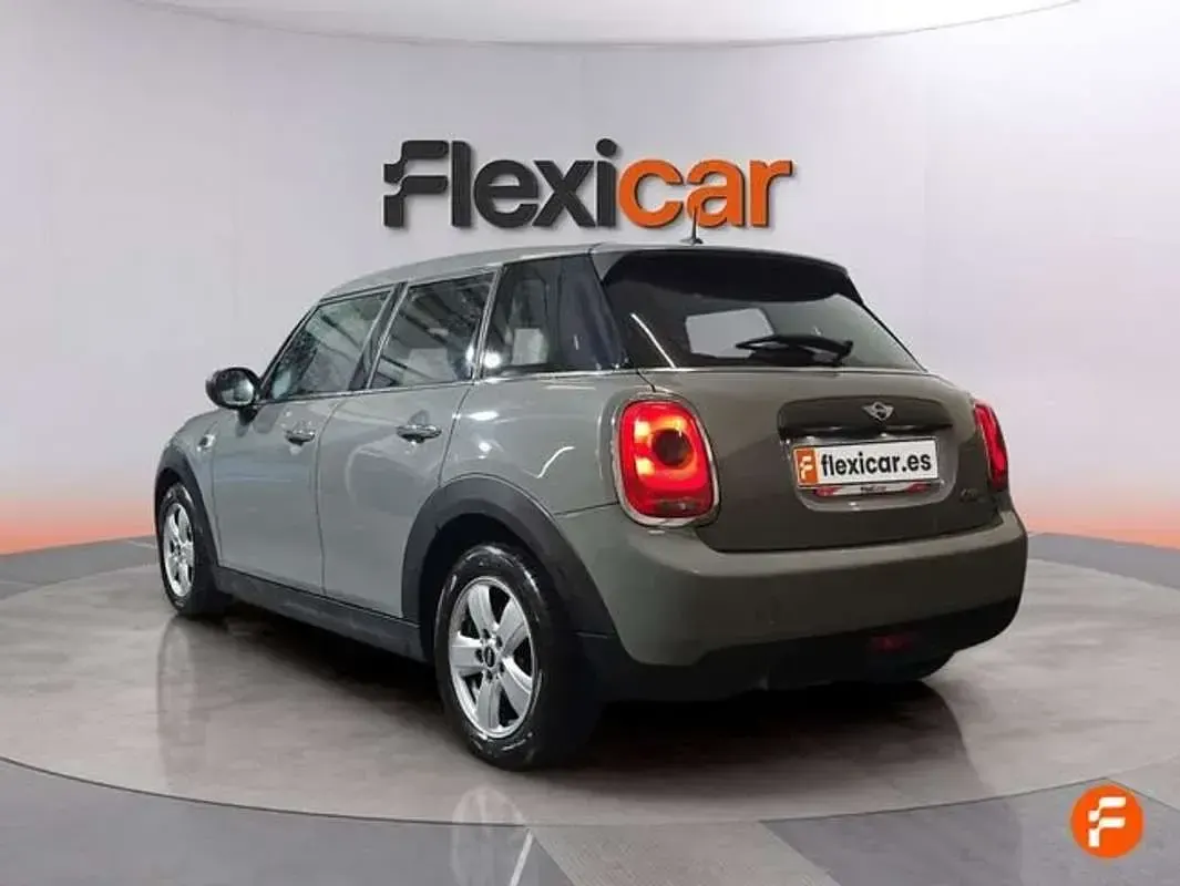 Usado Mini Cooper 95 CV (69 kW) 2018 Gris Utilitario