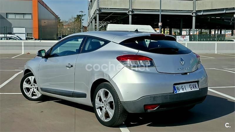 Usado Renault Mégane Dynamique 110 CV (80 kW) 2010 Gris / plata Berlina