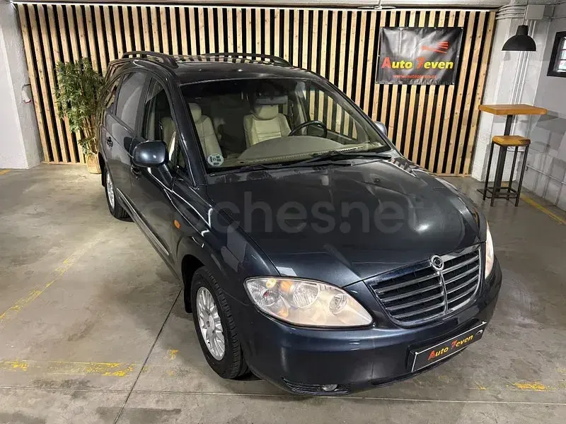 Usado SsangYong Rodius Limited 165 CV (121 kW) 2010 Gris / plata Monovolumen