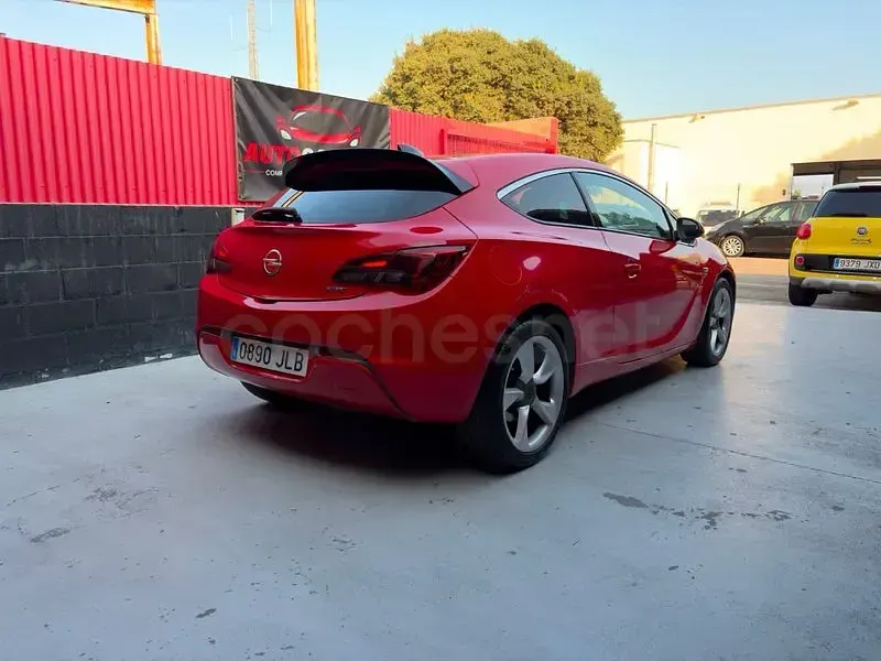 Usado Opel Astra GTC Sportive 136 CV (100 kW) 2016 Rojo Berlina