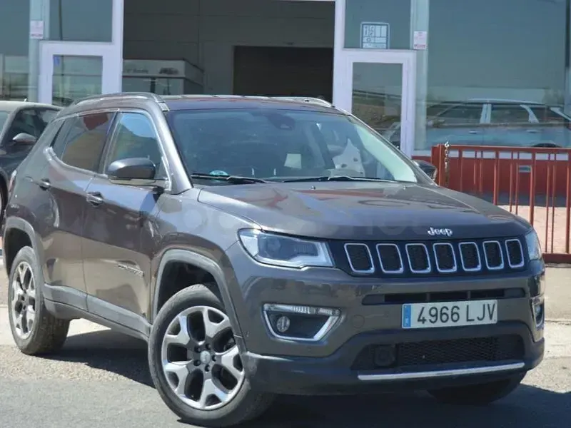Usado Jeep Compass Limited 170 CV (125 kW) 2020 Gris / plata SUV