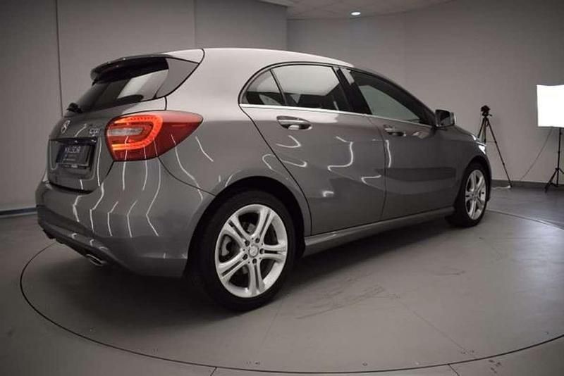 Usado Mercedes A180 Urban 109 CV (80 kW) 2015 Negro Utilitario