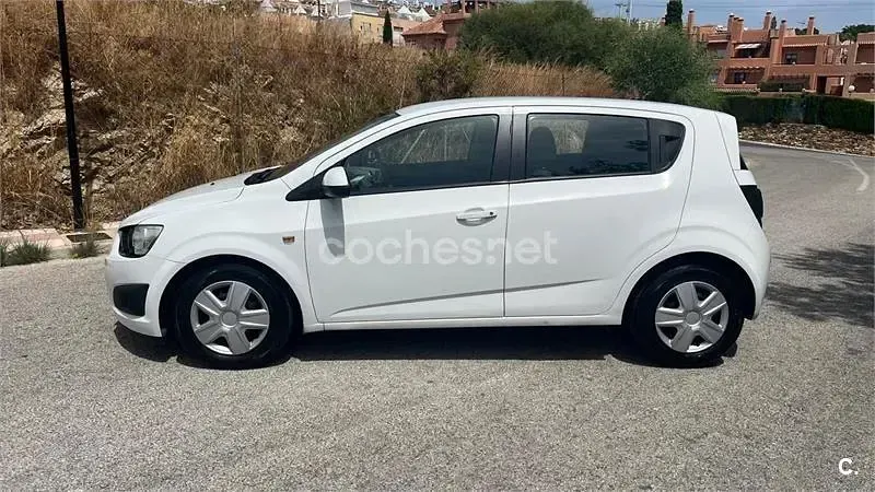 Usado Chevrolet Aveo LT 100 CV (73 kW) 2012 Blanco Berlina