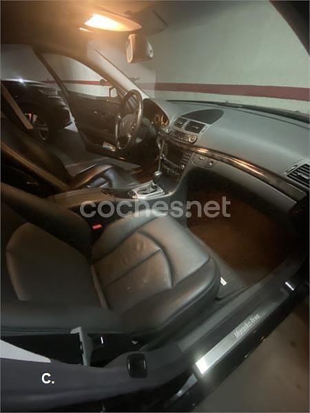 Negro Usado 2003 Mercedes E400 Elegance Berlina | 7600 € - Imagen 1/4