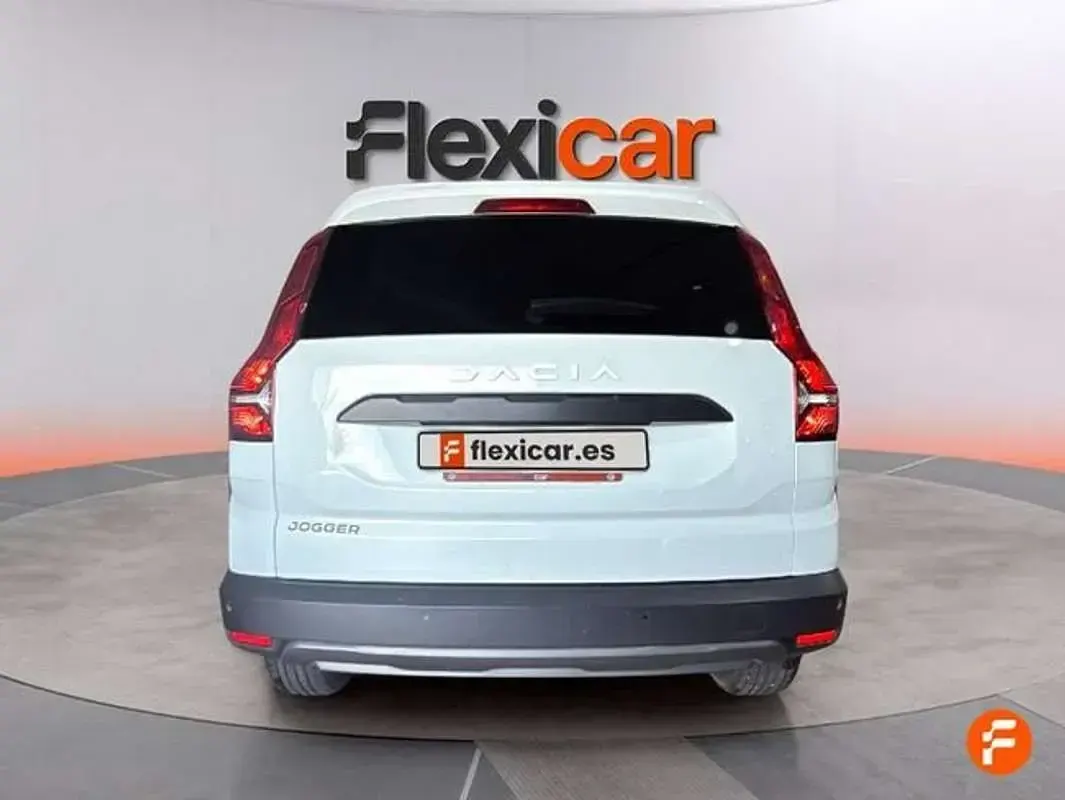 Usado Dacia Jogger Expression 110 CV (80 kW) 2023 Blanco Monovolumen