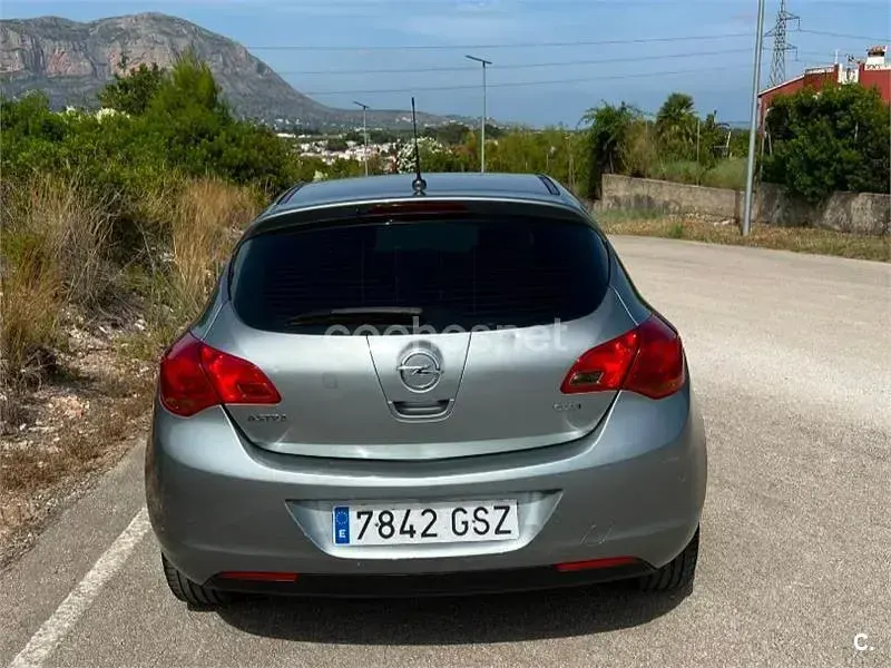 Usado Opel Astra Enjoy 110 CV (80 kW) 2010 Gris / plata Berlina