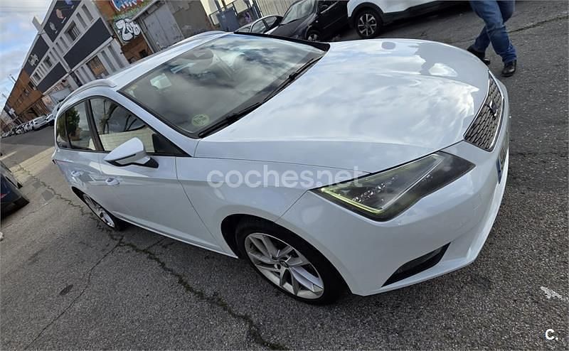 Usado Seat Leon ST Style 105 CV (77 kW) 2013 Blanco Familiar
