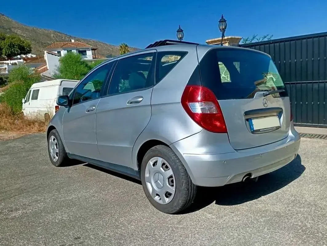 Usado Mercedes A180 Exclusive 109 HP (80 kW) 2010 Prateado Citadino