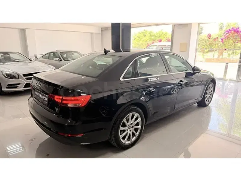 Usado Audi A4 Advanced 150 CV (110 kW) 2017 Negro Berlina
