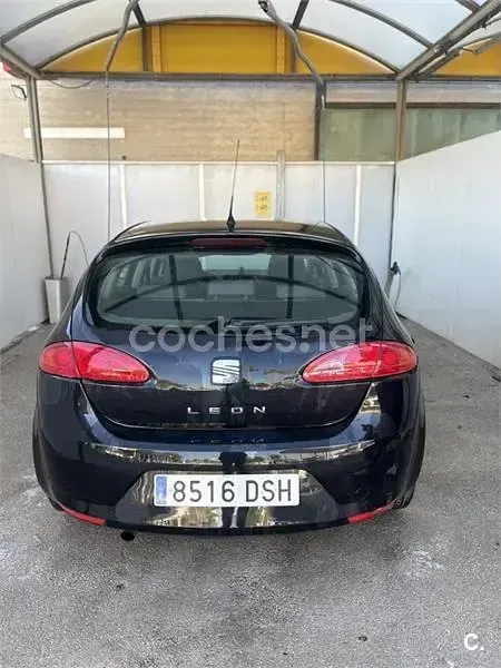 Usado Seat Leon Reference 105 CV (77 kW) 2005 Negro Utilitario