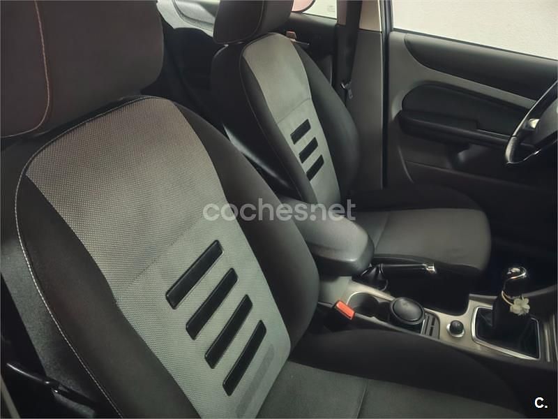 Usado Ford Focus Trend 109 CV (80 kW) 2009 Gris / plata Berlina