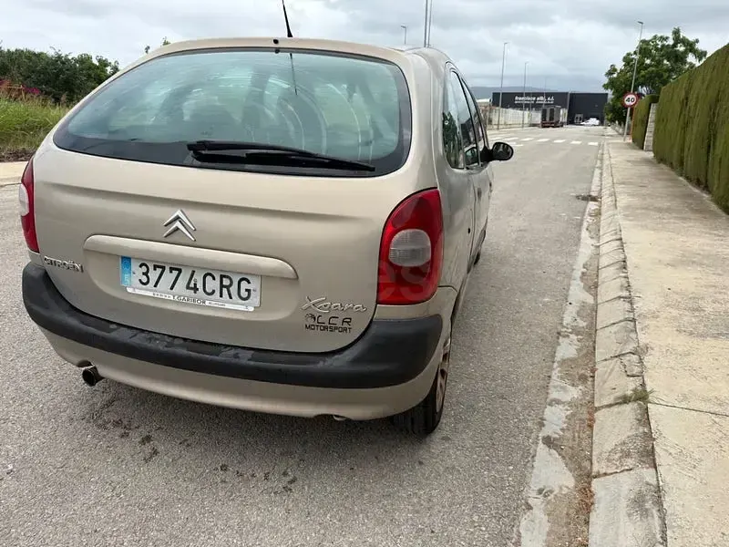 Usado Citroën Xsara Picasso 90 CV (66 kW) 2004 Beige Monovolumen