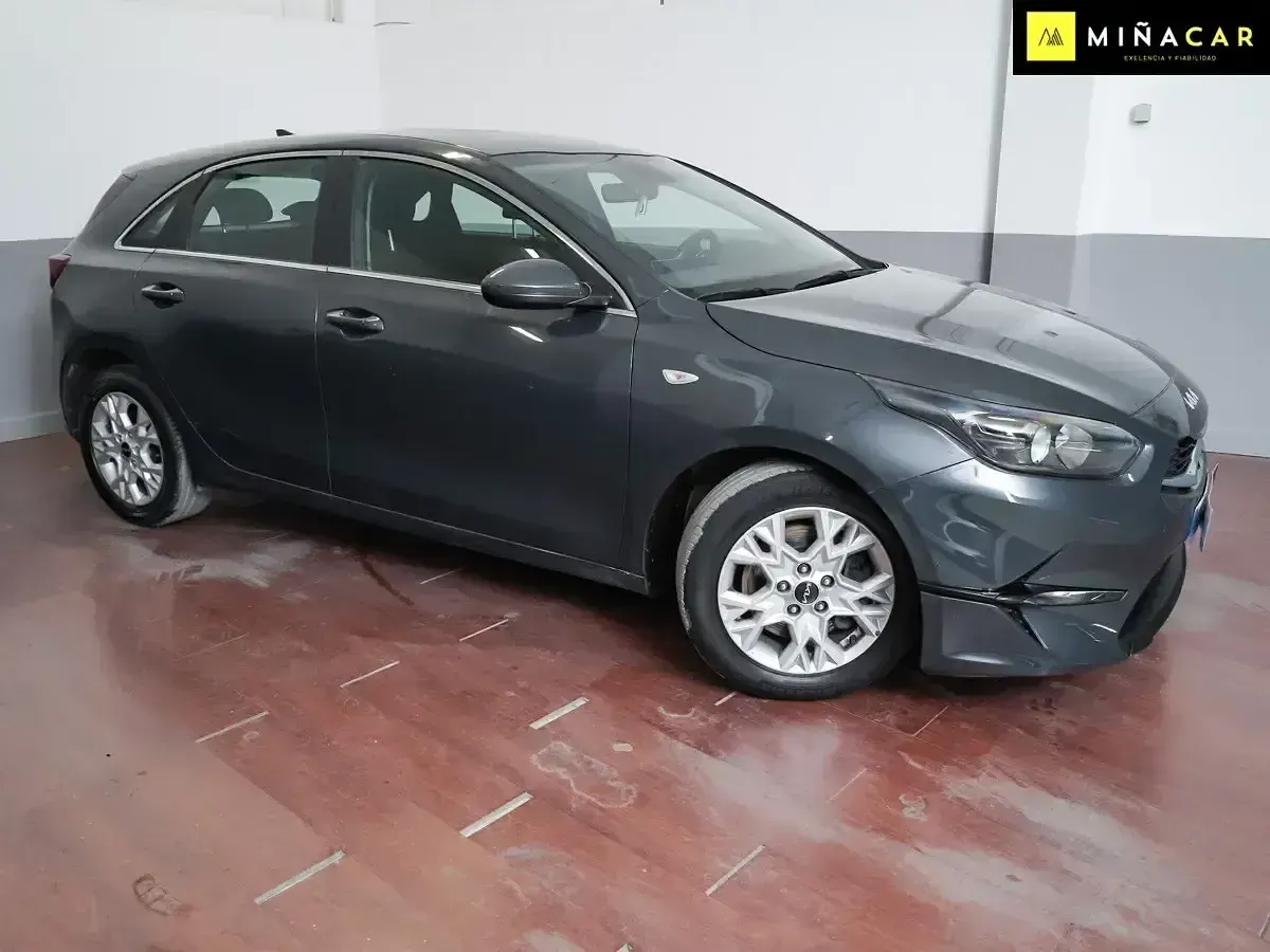 Usado Kia Ceed 120 CV (88 kW) 2023 Gris Utilitario