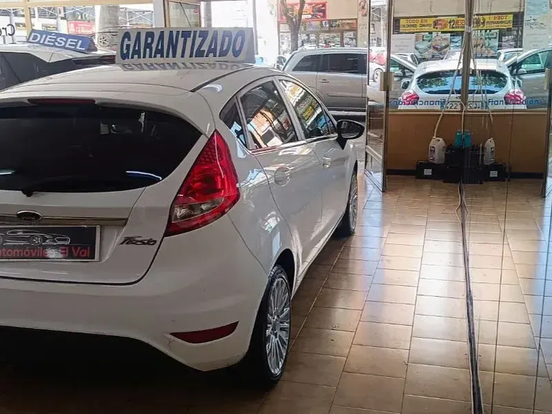 Usado Ford Fiesta Titanium 96 CV (70 kW) 2011 Blanco Berlina