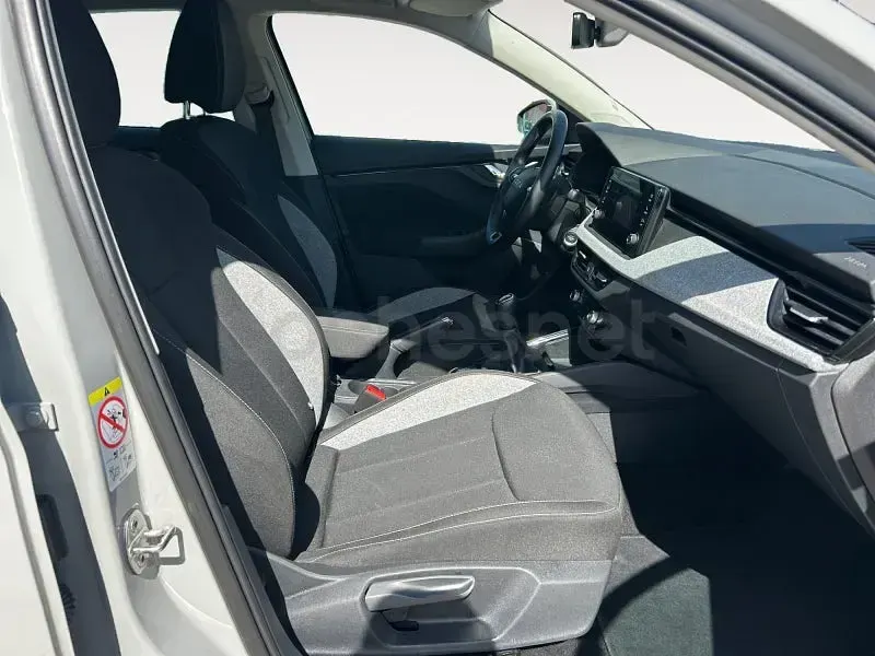 Usado Skoda Scala Selection 115 CV (84 kW) 2025 Gris / plata Utilitario
