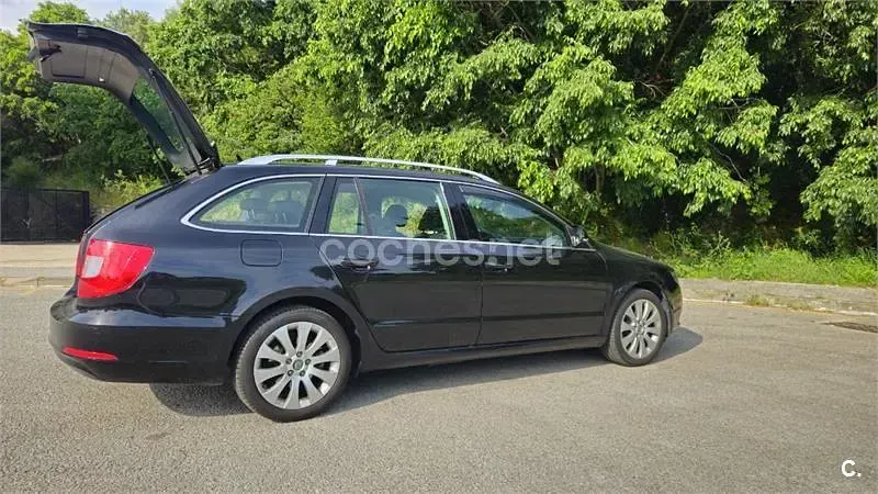 Usado Skoda Superb Ambition 140 CV (102 kW) 2010 Negro Familiar