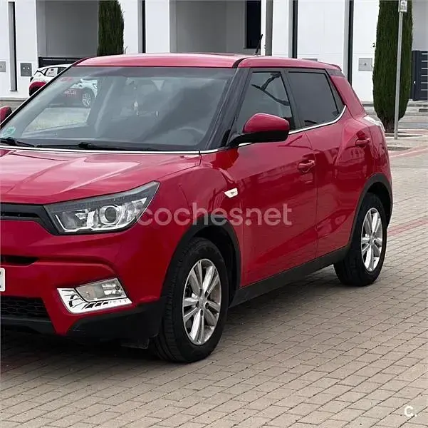 Usado SsangYong Tivoli Limited 115 CV (84 kW) 2017 Rojo SUV