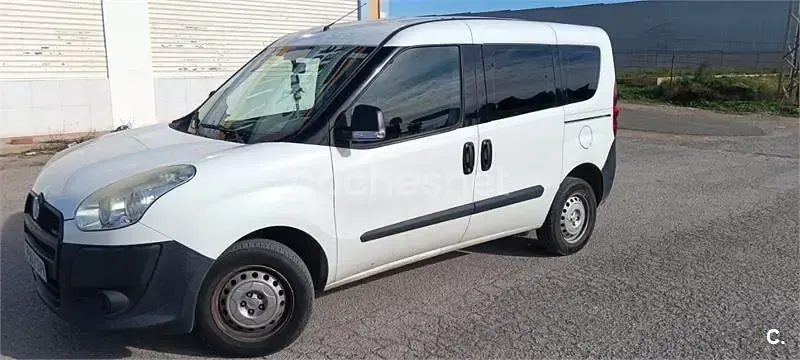 Usado Fiat Doblò Dynamic 90 CV (66 kW) 2010 Blanco Monovolumen
