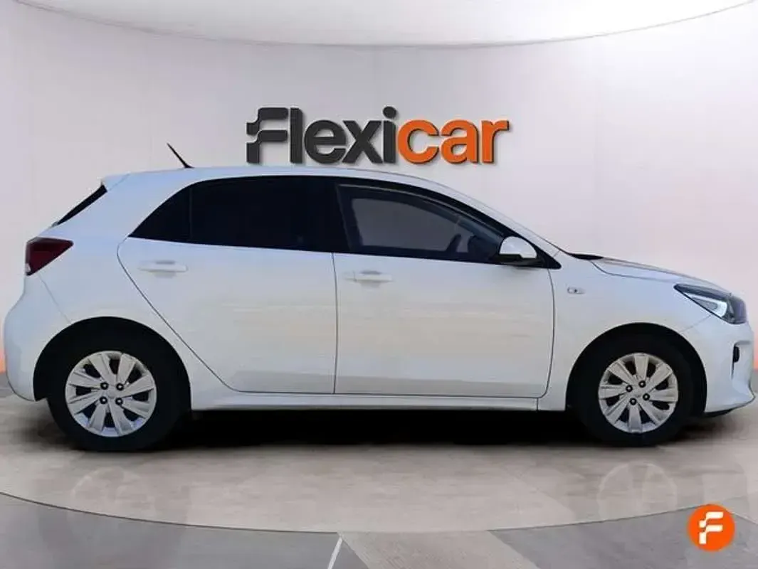 Usado Kia Rio 84 CV (61 kW) 2018 Blanco Berlina