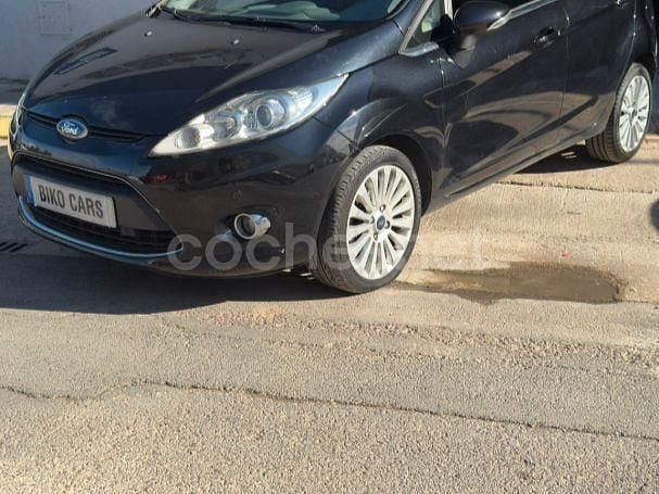 Negro Usado 2010 Ford Fiesta Titanium Berlina | 6499 € (Un poco caro) - Imagen 1/4