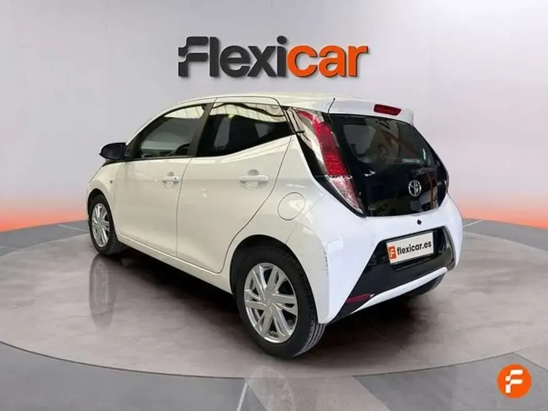 Usado Toyota Aygo X-cite 72 CV (52 kW) 2016 Blanco Utilitario