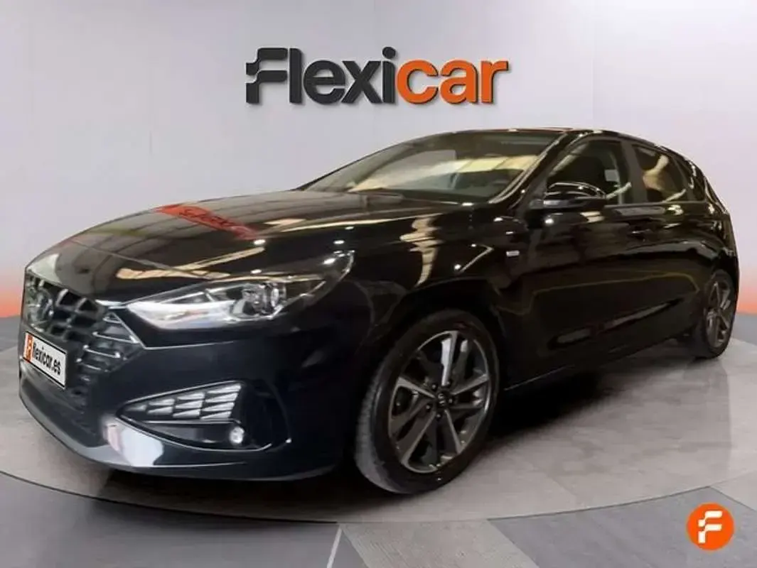 Usado Hyundai i30 120 CV (88 kW) 2022 Negro Berlina
