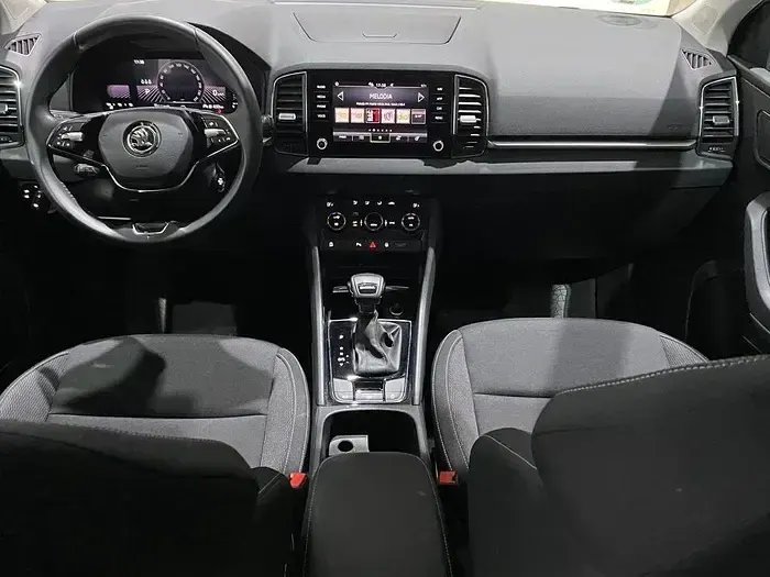 Usado Skoda Karoq Selection 150 CV (110 kW) 2025 Gris / plateado SUV