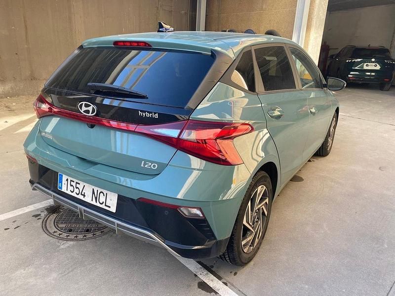 Usado Hyundai i20 100 CV (73 kW) 2025 Verde Utilitario