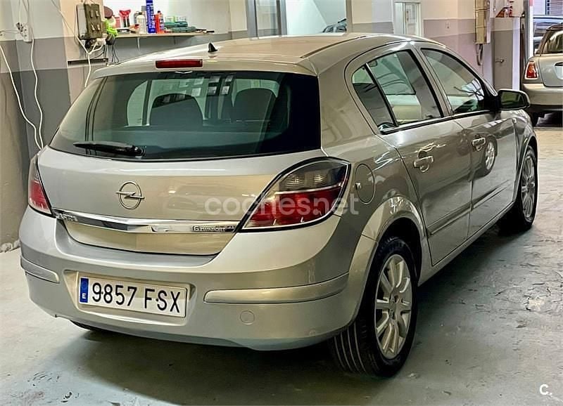 Usado Opel Astra Enjoy 105 CV (77 kW) 2007 Gris / plata Berlina