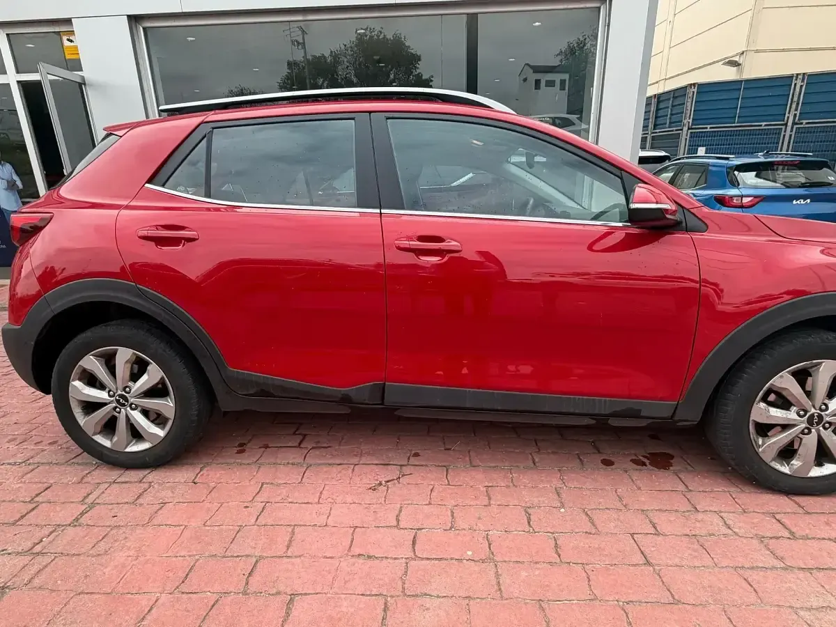 Usado Kia Stonic Plus 100 CV (73 kW) 2022 Rojo SUV