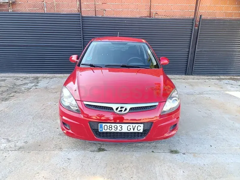 Usado Hyundai i30 Comfort 109 CV (80 kW) 2010 Rojo Berlina