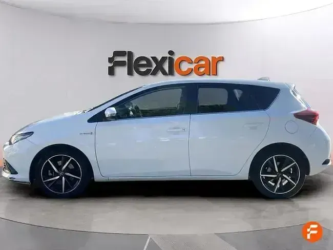 Usado Toyota Auris Hybrid Business Edition 136 CV (100 kW) 2018 Blanco
