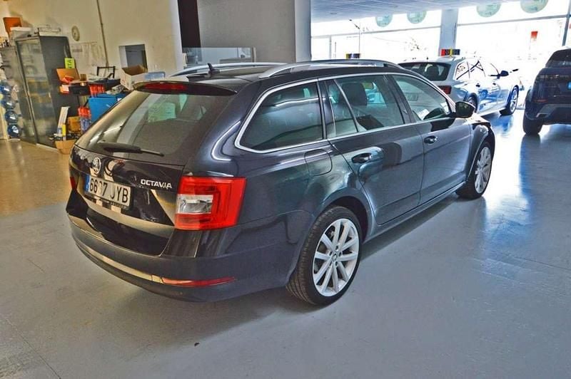 Usado Skoda Octavia Style 150 CV (110 kW) 2017 Negro Familiar