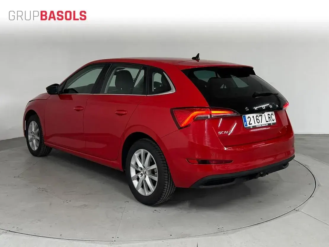 Usado Skoda Scala Ambition 110 CV (80 kW) 2021 Rojo Utilitario