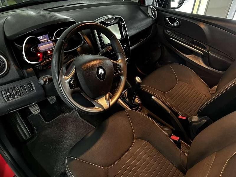 Usado Renault Clio GrandTour Dynamique 90 CV (66 kW) 2016 Rojo Familiar