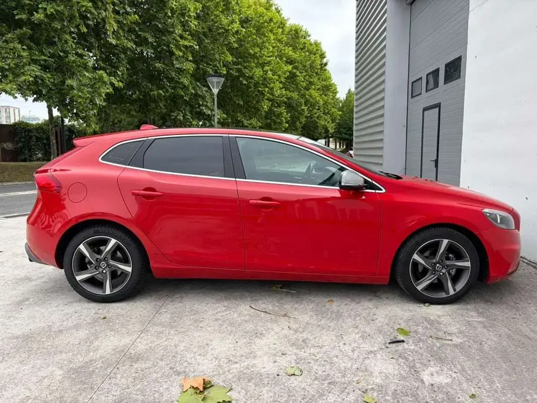Usado Volvo V40 R-Design Kinetic 115 CV (84 kW) 2013 Rojo Utilitario