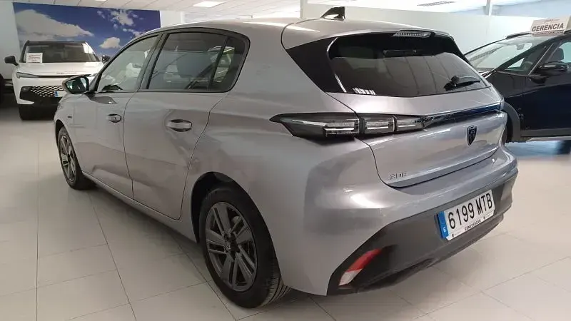 Usado Peugeot 308 Style 130 CV (95 kW) 2024 Gris / plata Berlina