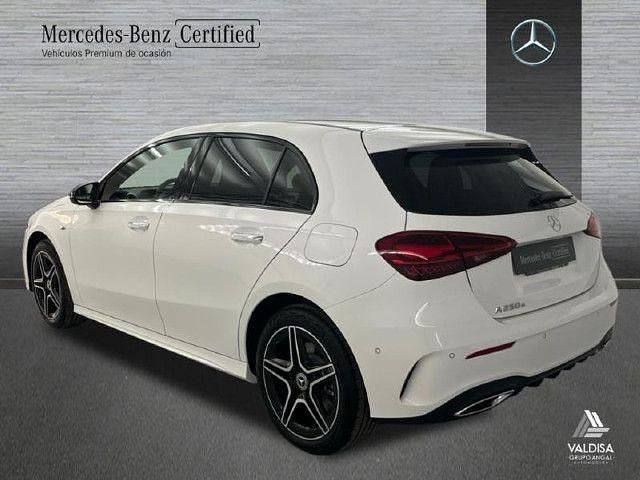 Usado Mercedes A250 AMG line 218 CV (160 kW) 2025 Blanco polar Berlina